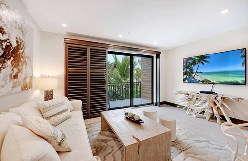 Holmes Beach Resort | MUST...BUILD...SANDCASTLES!...... Tons of room in these 2 bedroom suites at Bali Hai