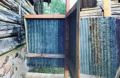 Vikarbyn House | Mysig Fäbod med Öppenspis, WC, Vatten & solceller