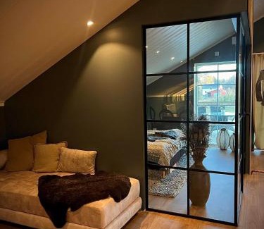 Ljung House | Mysig lägenhet med öppen planlösning på hästgård.