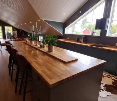 Ljung House | Mysig lägenhet med öppen planlösning på hästgård.