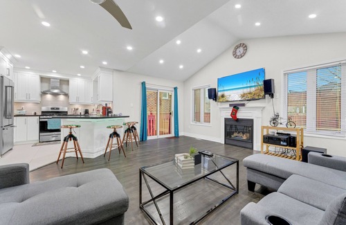 Lisgar House | Mystic Mansion in Mississauga (Greater Toronto) w/Party Rm Sleeps 10