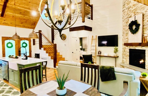 Broken Bow Cabin | Mystic Pines: Private Setting, Well-appointed, Thoughtful Design, Luxurious Linens, Cozy Porch