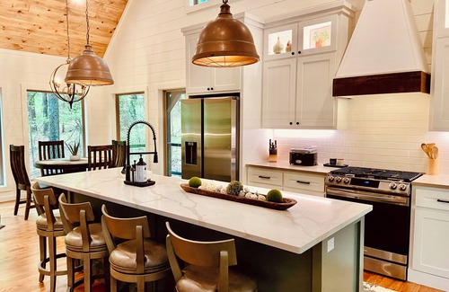 Broken Bow Cabin | Mystic Pines: Private Setting, Well-appointed, Thoughtful Design, Luxurious Linens, Cozy Porch