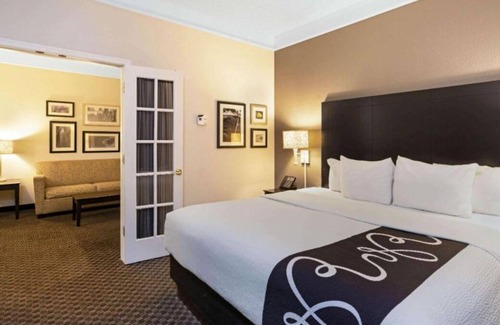 Superstition Springs House | N/S King Bed One-Bedroom w/ Pool View at La Quinta Inn & Stes by Wyndham Mesa