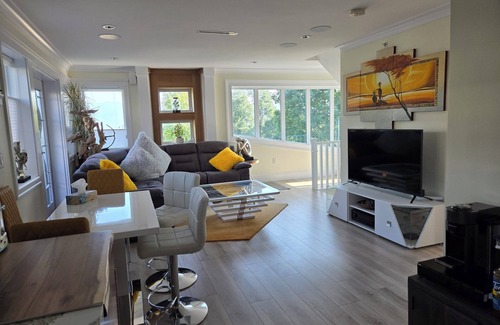Knight House | n7KM-15Min from D/T Private 1000SF Top Floor Suiten The Birdsnest Welcomes U