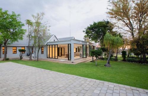 Madibeng Cabin | Naledi@53 Private Game Farm