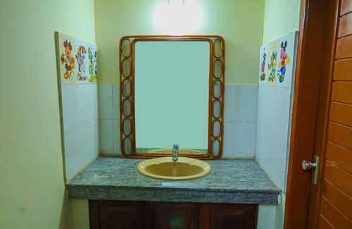 Thiruvananthapuram Bed & Breakfast | "NALINAM HOME STAY" with Bed & Breakfast , Near to Sri Padmanabha Swamy Temple.