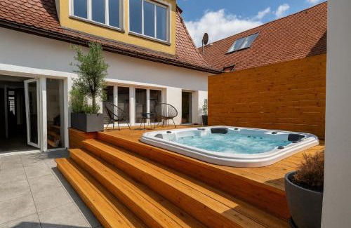 Bad Windsheim Apartment | NAMASTÉ Homes - Luxus-Apartment mit Whirlpool & Garage