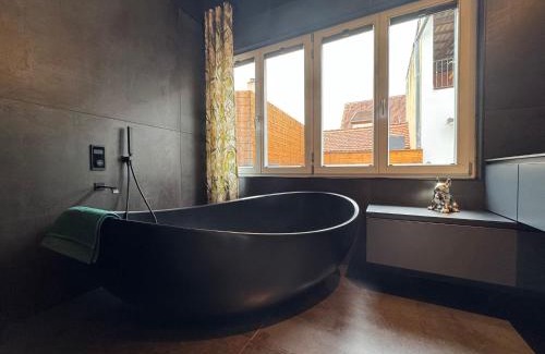 Bad Windsheim Apartment | NAMASTÉ Homes - Luxus-Apartment mit Whirlpool & Garage
