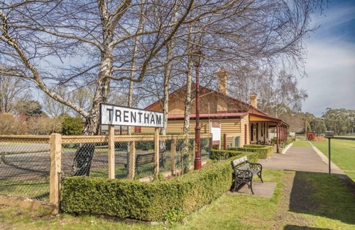 Trentham Apartment | Nancy’s of Trentham | Stylish 3BR Walk to Town