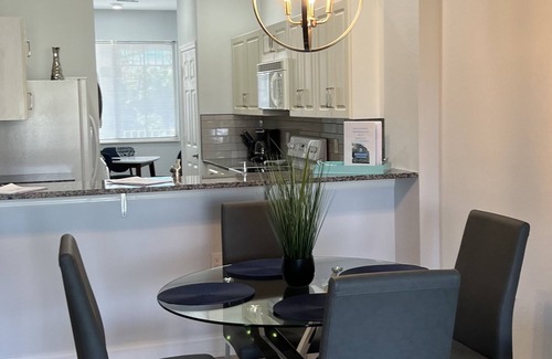 Naples Condo | Naples Condo-Instant Book! Modern Living + Golf Courses Near Fifth Ave & Marco