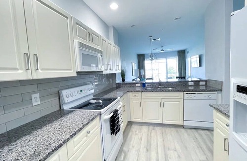 Naples Condo | Naples Condo-Instant Book! Modern Living + Golf Courses Near Fifth Ave & Marco