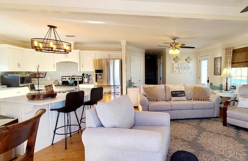 Holiday Beach House | Nash Shell Beach Cottage, Sleeps 8. Walk to the beach, Pets considered.