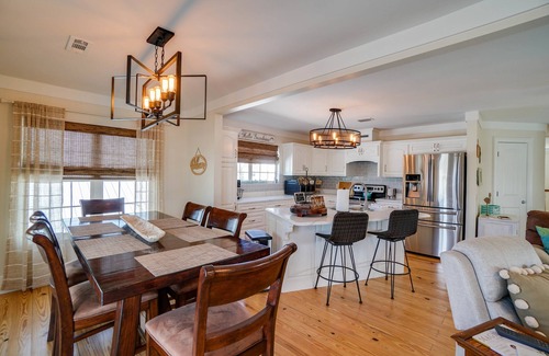 Holiday Beach House | Nash Shell Beach Cottage, Sleeps 8. Walk to the beach, Pets considered.