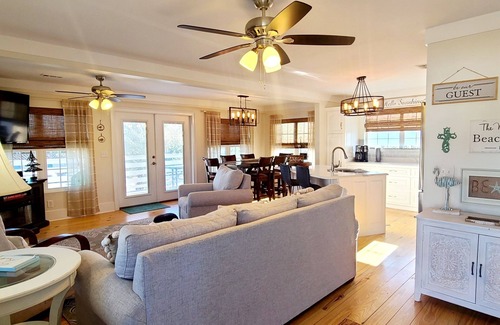 Holiday Beach House | Nash Shell Beach Cottage, Sleeps 8. Walk to the beach, Pets considered.