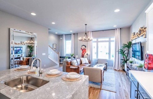 Haynes Area House | Nashville Skyline View with a Rooftop Deck that Sleeps 14 People