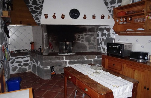 Calheta de Nesquim House | Natural stone holiday home with sea view