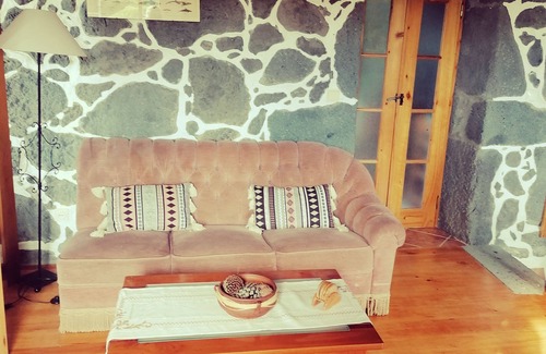 Calheta de Nesquim House | Natural stone holiday home with sea view