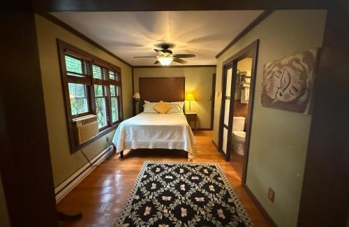 Eureka Springs House | Nature Lovers Cottage & Artists Retreat in the enchanted forest of Eureka Springs