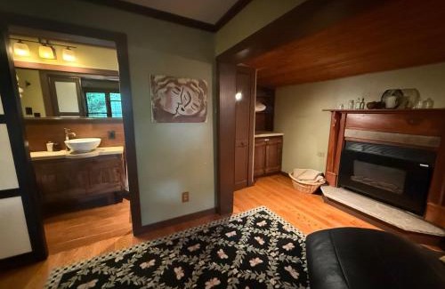 Eureka Springs House | Nature Lovers Cottage & Artists Retreat in the enchanted forest of Eureka Springs