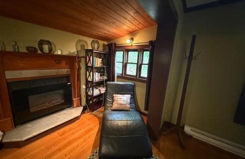 Eureka Springs House | Nature Lovers Cottage & Artists Retreat in the enchanted forest of Eureka Springs