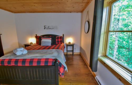 St-Adolphe-d'Howard House | Nature retreat with HOT TUB and lake access & watercraft