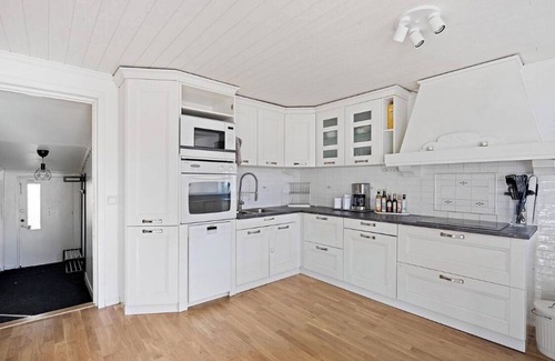 Olofstorp Villa | Nature Retreat in Olofstorp with Jacuzzi – Perfect for Relaxation