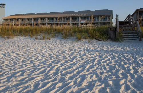 Navarre Beach Condo | Navarre Manor: Steps from the beach!