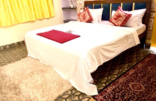 Varanasi Hotel | Near Kashi Vishwanath temple Charming 9-bedroom hotel with AC, WiFi Varanasi