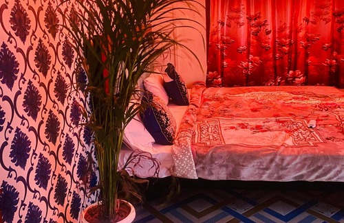 Varanasi Hotel | Near Kashi Vishwanath temple Charming 9-bedroom hotel with AC, WiFi Varanasi