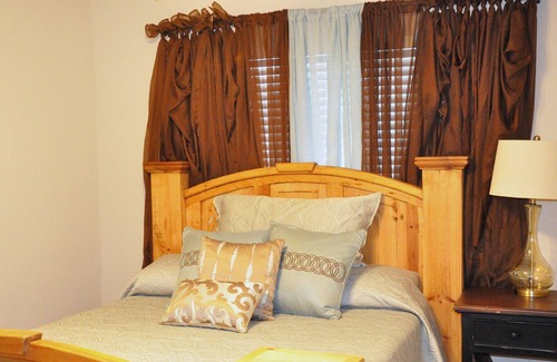 College Station House | Near Kyle Field 3 Bedroom & Two Bath With Outdoor Fire Pit!