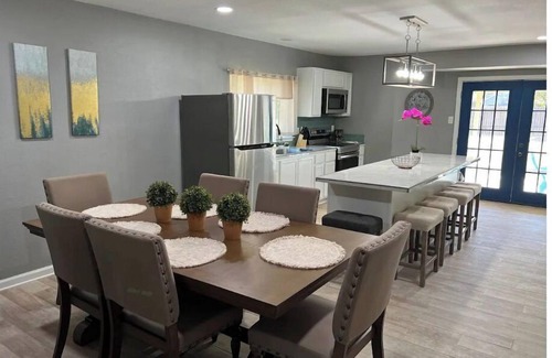 Heritage House | Near Sea World/Lackland AFB/many shops and stores within minutes away