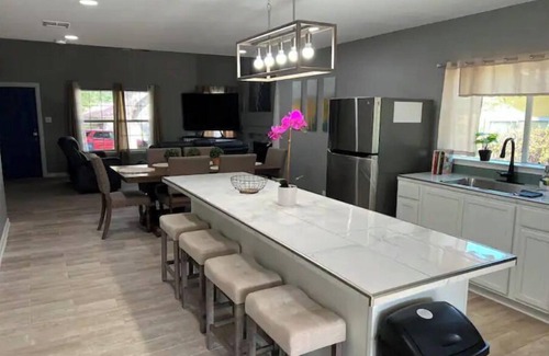 Heritage House | Near Sea World/Lackland AFB/many shops and stores within minutes away