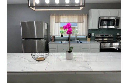 Heritage House | Near Sea World/Lackland AFB/many shops and stores within minutes away