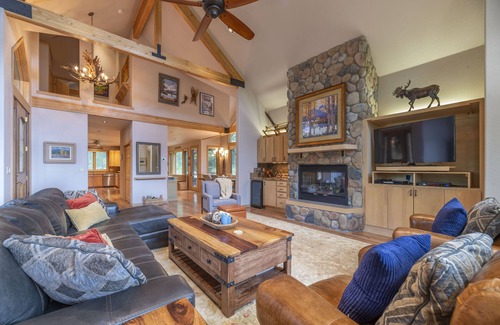 Keystone House | Near Slopes, Private Family Home, HotTub, Centrally located to all Ski Resorts!