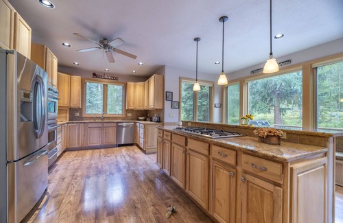 Keystone House | Near Slopes, Private Family Home, HotTub, Centrally located to all Ski Resorts!