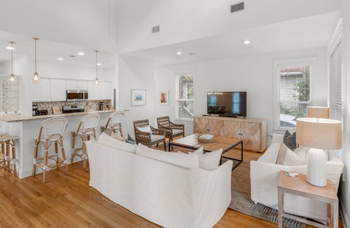 Seagrove Beach House | Near to beach & close to the pool, Seagrove + Free Attraction Tickets!