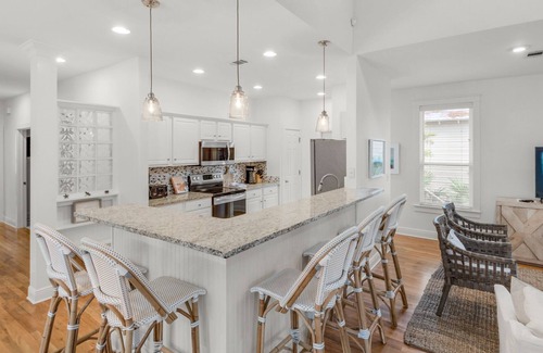 Seagrove Beach House | Near to beach & close to the pool, Seagrove + Free Attraction Tickets!