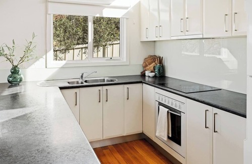 Hobart Central Business District Cottage | Neilsen Cottage Serene River Views near Hobart CBD