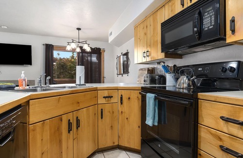 Moab South Valley House | Nestled in the Redrocks | 3 Master Suites | HotTub