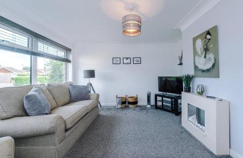 Wrexham House | NEW! 3-Bed Stunning Bungalow in Wrexham by 53 Degrees Property, Ideal for Groups, FREE Parking!