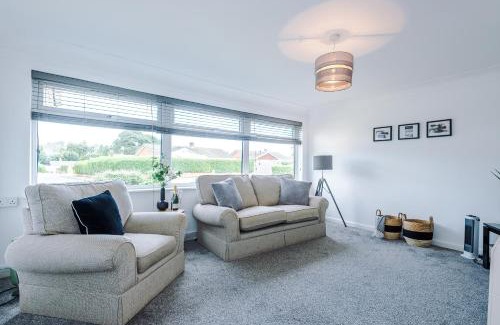 Wrexham House | NEW! 3-Bed Stunning Bungalow in Wrexham by 53 Degrees Property, Ideal for Groups, FREE Parking!