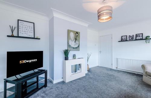 Wrexham House | NEW! 3-Bed Stunning Bungalow in Wrexham by 53 Degrees Property, Ideal for Groups, FREE Parking!