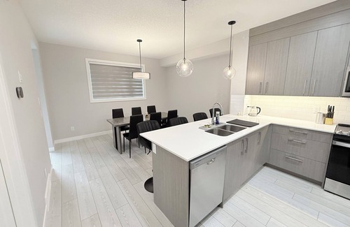 Chestermere House | New 3BR home near Calgary & Banff