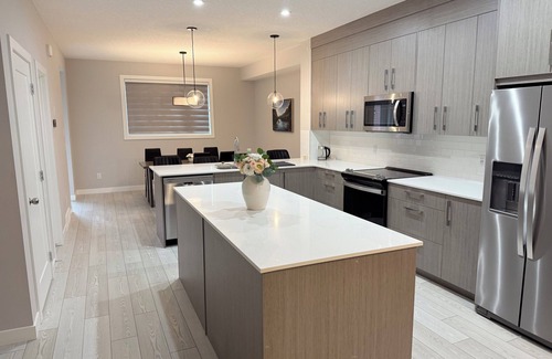 Chestermere House | New 3BR home near Calgary & Banff