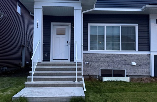 Chestermere House | New 3BR home near Calgary & Banff