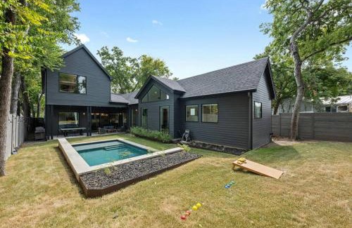 Bouldin House | NEW 4 BDRM I Heated Pool Prime Location Mins to DT