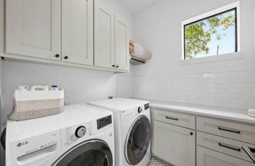 Bouldin House | NEW 4 BDRM I Heated Pool Prime Location Mins to DT