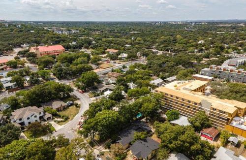 Bouldin House | NEW 4 BDRM I Heated Pool Prime Location Mins to DT