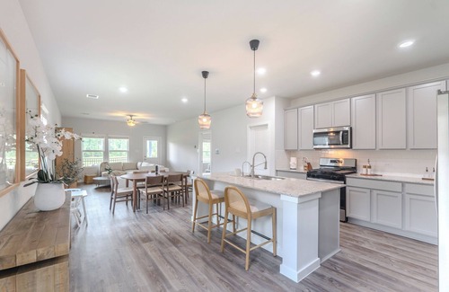 Magnolia House | NEW 5 bdr + lake view + playground + BBQ, fits 10!